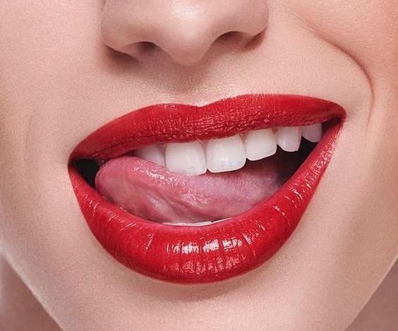 عکس لب و زبان