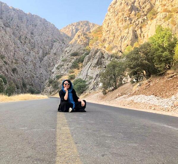 عکس نشسته در جاده