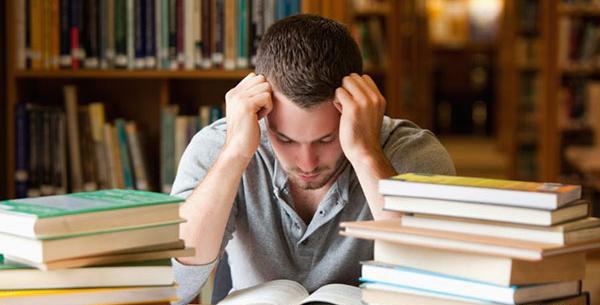 عکس فرد در حال مطالعه