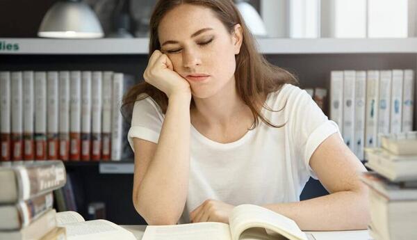عکس فرد در حال مطالعه