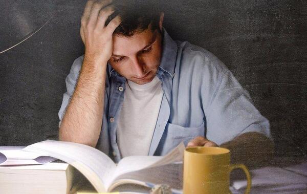 عکس فرد در حال مطالعه
