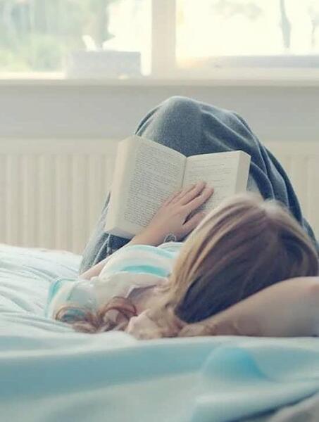 عکس فرد در حال مطالعه