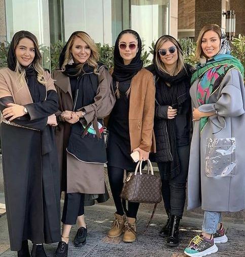 عکس ترلان پروانه با خانواده اش