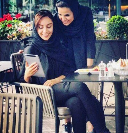 عکس ترلان پروانه با خانواده اش