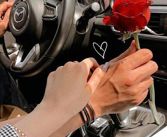 عکس دست دونفره روی گل