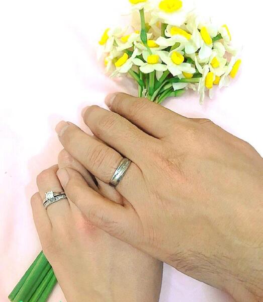 عکس دست دونفره روی گل