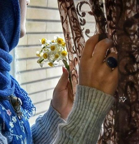 عکس دست دونفره روی گل