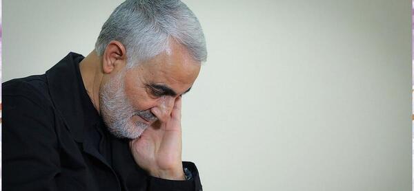 عکس حاج قاسم سلیمانی در حال نماز