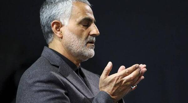 عکس حاج قاسم سلیمانی در حال نماز