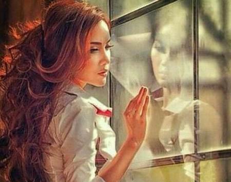 عکس بوسه عاشقانه غمگین