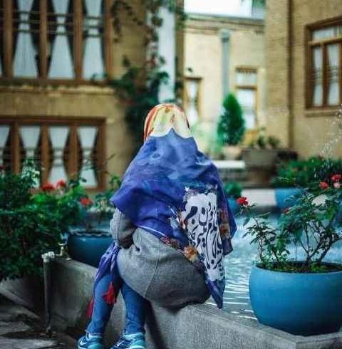 عکس پروفایل نشسته