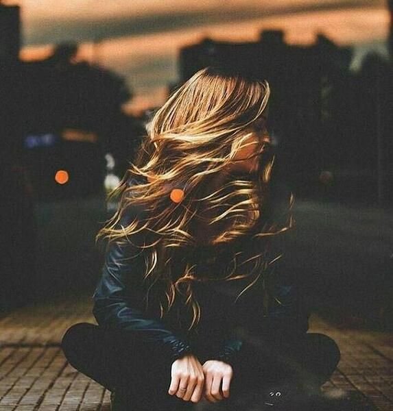 عکس پروفایل نشسته