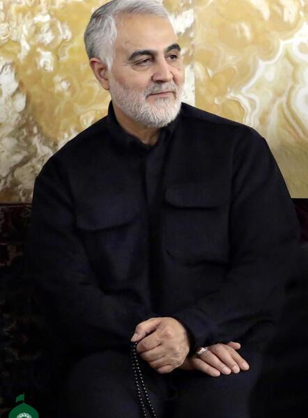 عکس ایستاده قاسم سلیمانی