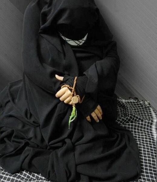 عکس چادری نشسته