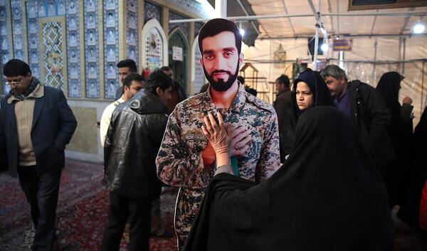 عکس شهید حججی ایستاده