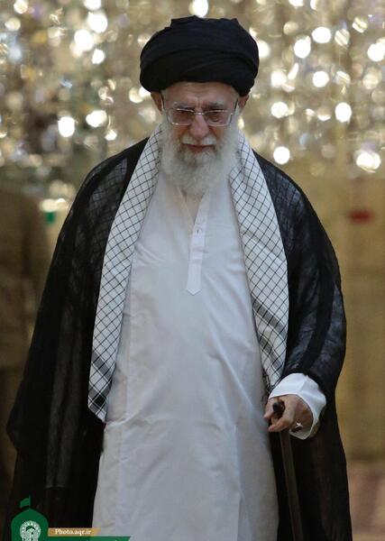 عکس ایستاده از رهبر