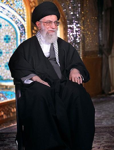 عکس ایستاده از رهبر