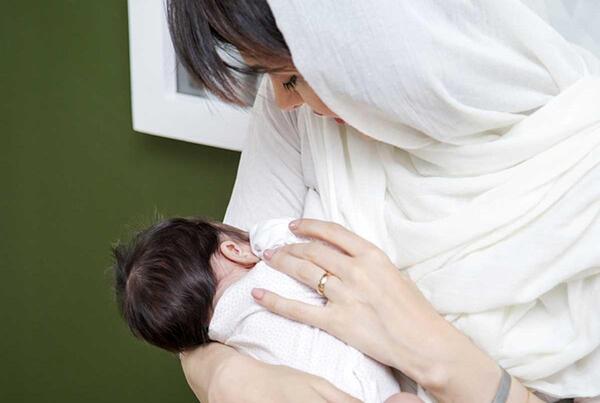 عکس شیر دادن به بچه ها