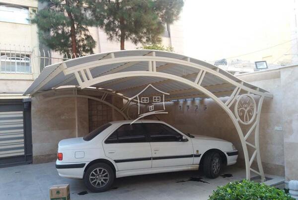 عکس ماشین در حیاط خانه