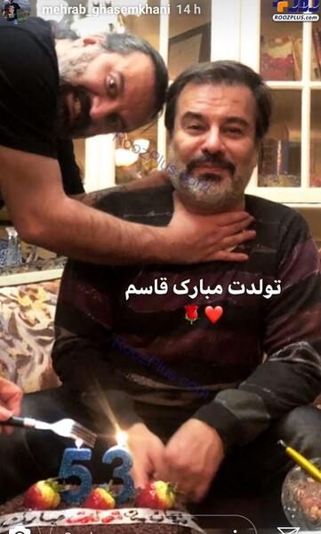 عکس مهراب درحال خواندن