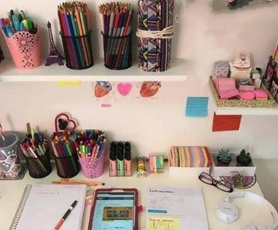 عکس وسایل روی میز تحریر