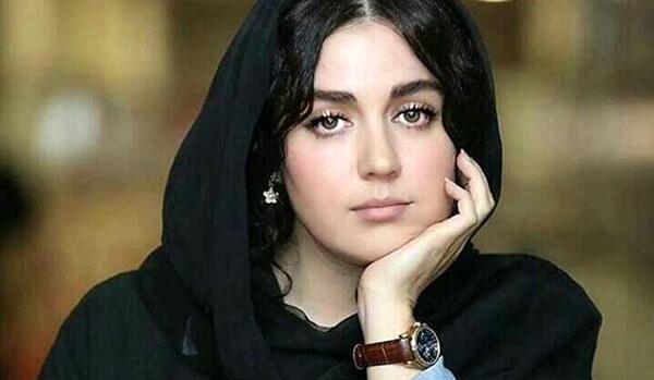 عکس افسانه پاکرو کنار دریا