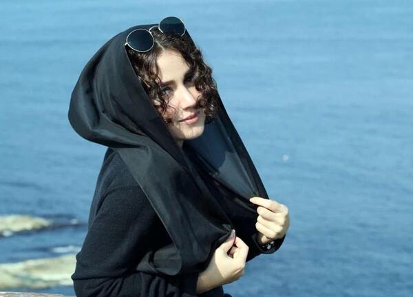عکس افسانه پاکرو کنار دریا