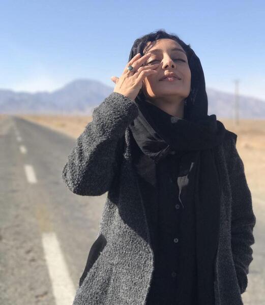 عکس ساره بیات در حال گریه