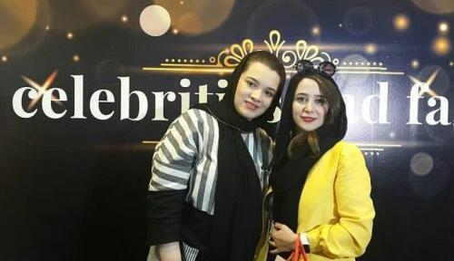عکس الناز حبیبی با طرفدارانش