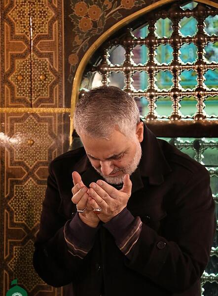 عکس حاج قاسم سلیمانی در حرم امام رضا