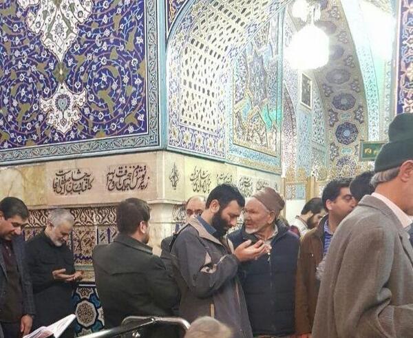 عکس حاج قاسم سلیمانی در حرم امام رضا