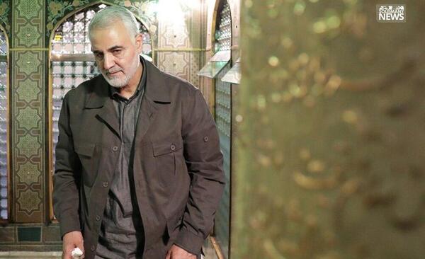 عکس حاج قاسم سلیمانی در حرم امام رضا