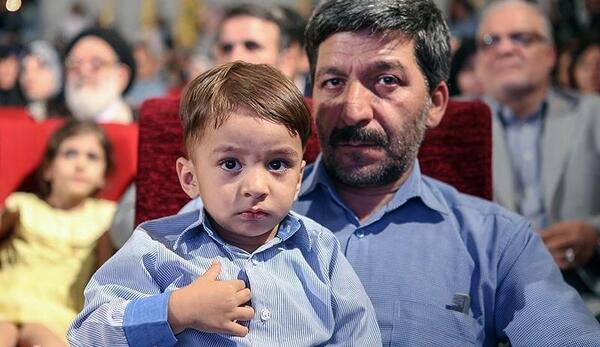 عکس شهید محسن حججی و پسرش