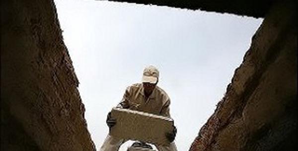 عکس سنگ قبر در شب