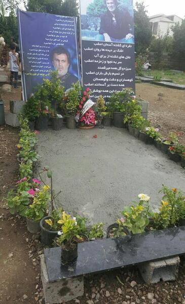 عکس سنگ قبر در شب