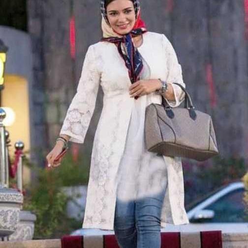 عکس لیندا کیانی با مانتو جلو باز