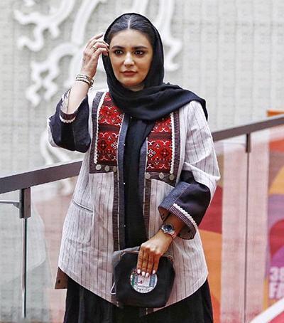 عکس لیندا کیانی با مانتو جلو باز