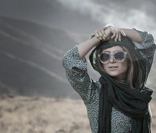 عکس الناز حبیبی با عینک