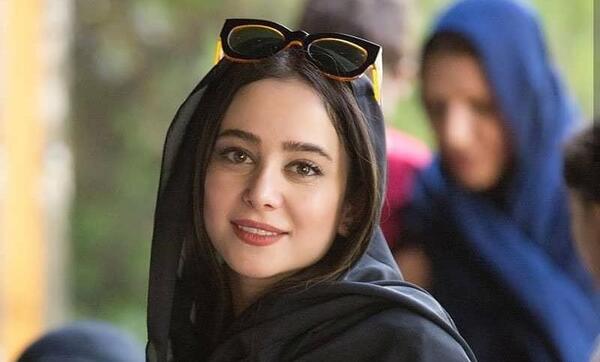 عکس الناز حبیبی با عینک