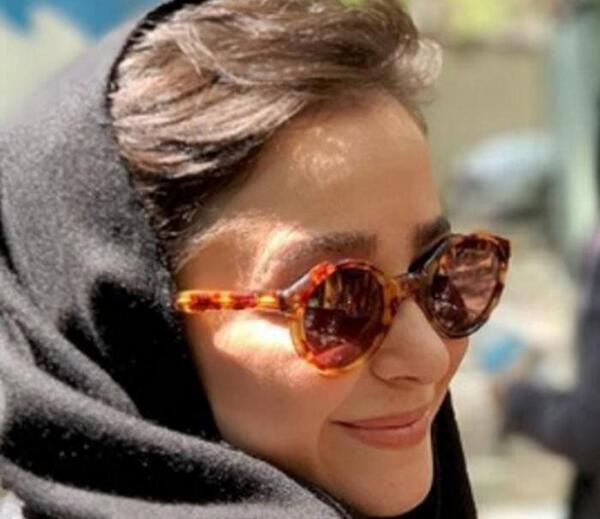 عکس الناز حبیبی با عینک