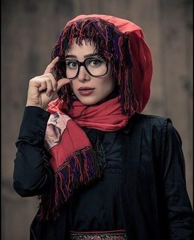 عکس الناز حبیبی با عینک