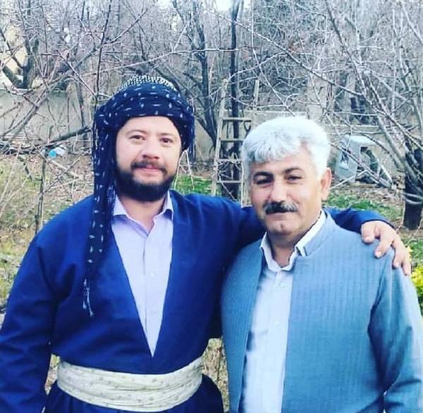 عکس علی صادقی با لباس کردی