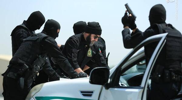 عکس علی انصاریان در نقش پلیس