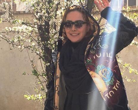ژست عکس دخترانه در حیاط خانه