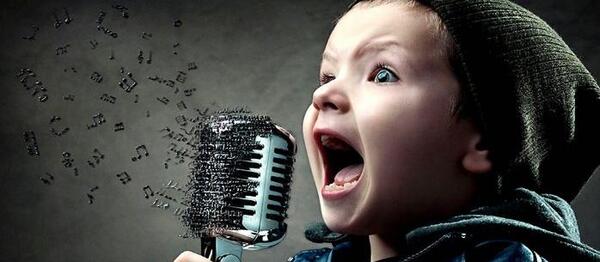 عکس در حال آواز خواندن
