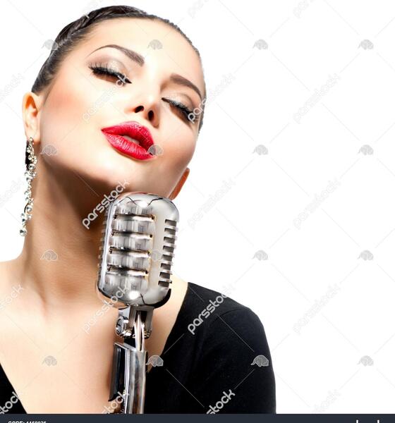 عکس در حال آواز خواندن