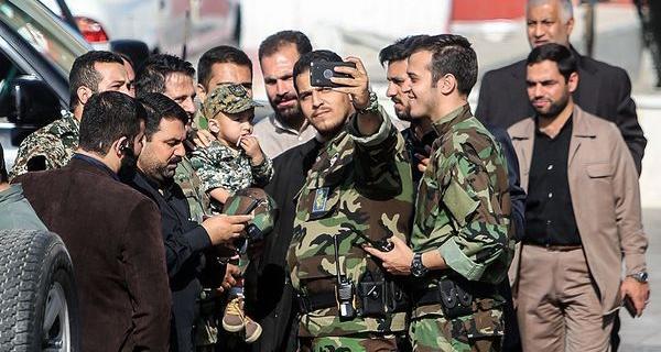 عکس شهید حججی با پسرش