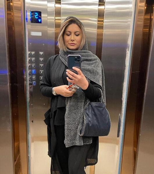 عکس فریبا نادری در اسانسور