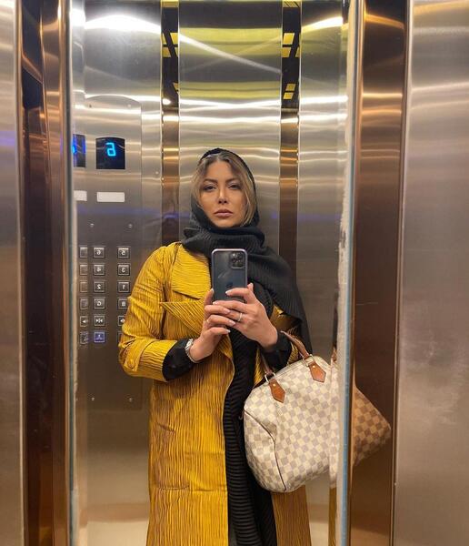 عکس فریبا نادری در اسانسور