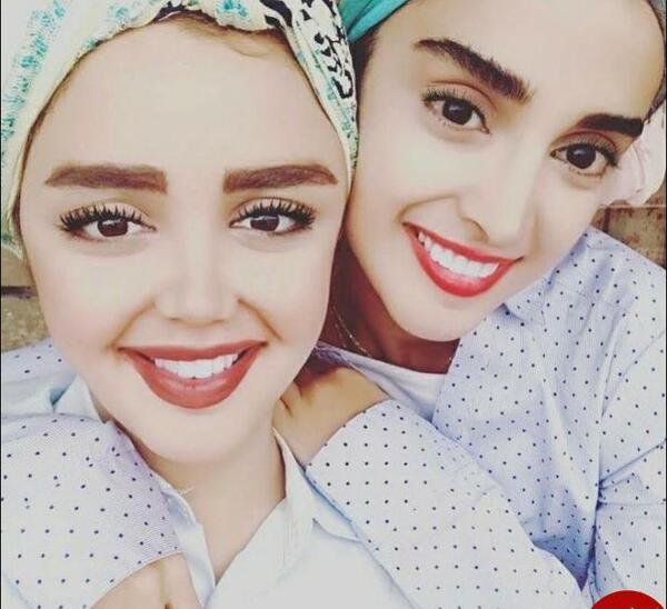 عکس الهه حصاری با خواهرانش